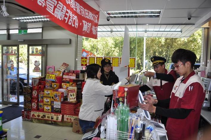 橫山分局預防犯罪 「派出所所長擔任一日店長」